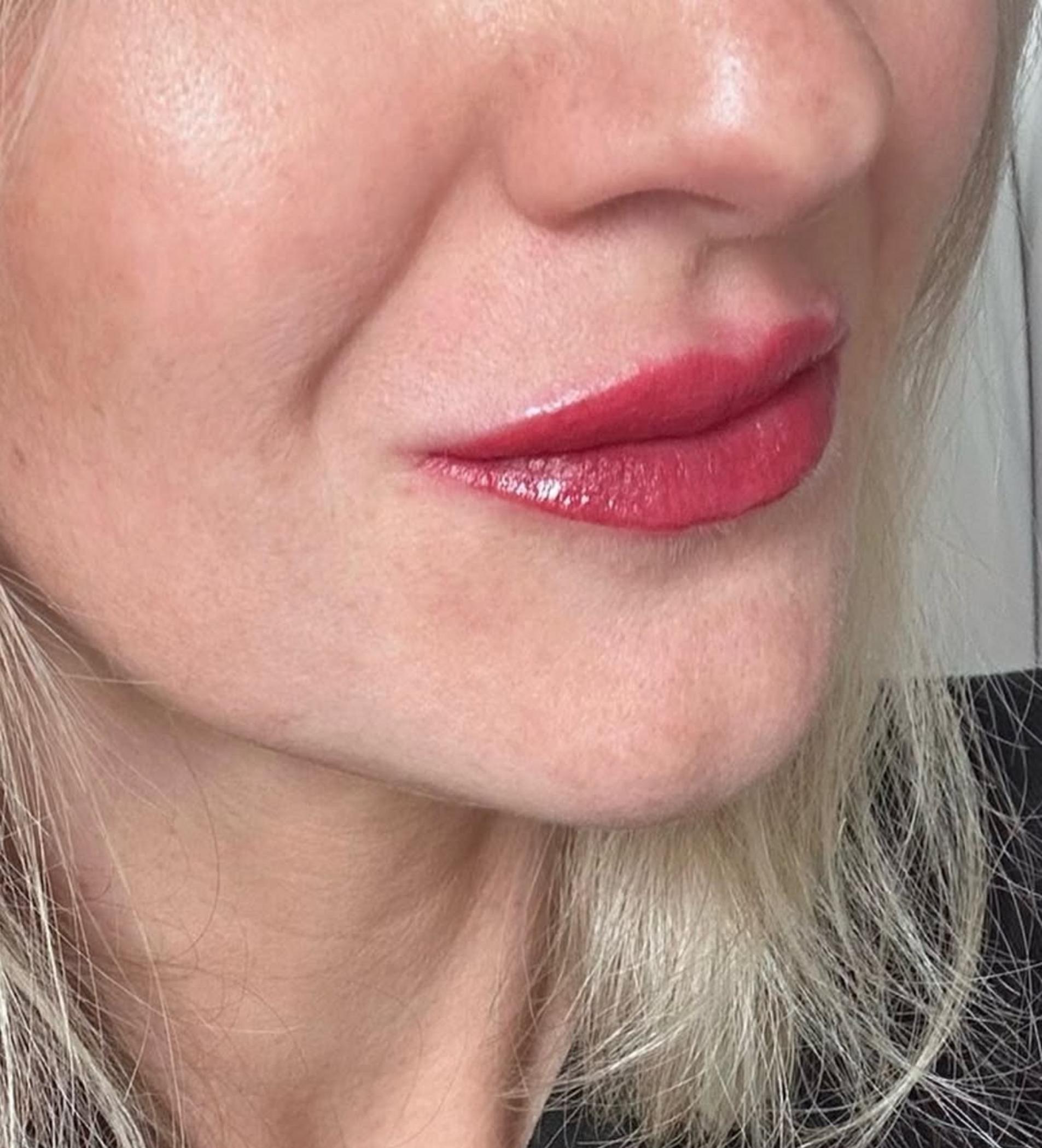 technician tattooing lips close up